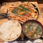 Okonomi Tei - 定食にするとご飯、味噌汁、漬物がつきます。