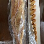 Pane Delicia Harenoterasu Higashiomiya Ten - バゲットとロングソーセージ、それぞれ30cmくらい。