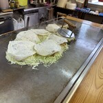 Okonomiyaki Ikkyu - しっかりと押し焼きます。ジューっていう音が良い。