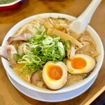 Rairai Tei Mo-Ru 9 Ban Gai Ten - こってりラーメン
                        (メンマ,味玉子,チャーシュー,ワンタン)