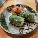 Kogen Zushi - げそのソテーに敷かれた大葉　舎利を巻いてくれました　味が染み染みで美味しい