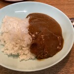 Yakiniku Steak Ishidaya - カレーの手前側の盛り上がりが肉です。デカい！