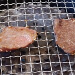 焼肉おはる - 好みの焼き加減でゆっくり頂きます