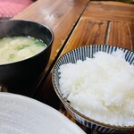 Fujimoto Yaoyorozu no Seiniku Honpo - 馬刺し膳のご飯、味噌汁