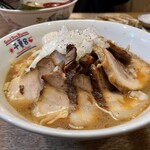 Good Day Ramen Chinatsu 8 - 特製千夏ちゃんラーメンの背面。違うタイプのチャーシューで肉満載