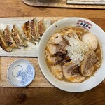 Good Day Ramen Chinatsu 8 - バードビュー。餃子6個もお願いしました