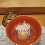 西麻布 清水 - 徳島産のシラカワと菊花蕪の菊花餡（輪島塗）