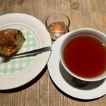 ロシア・ジョージア料理 ハチャプリ - シャルロトカ、紅茶（ジャム）