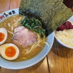 Yokohama Ramen Yoshidaya - 豚骨醤油らーめん（味玉）と半ライス