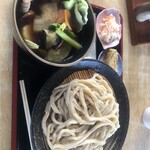 Gonbee - 肉汁うどん　700円（卵焼き、酢の物付）