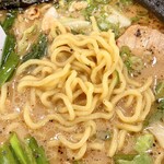 Yokohama Hakkei Rou Apita Tokaidori Ten - 麺は中太縮れ麺