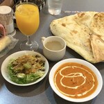 インドレストラン プージャ - ランチ : 本日のカレー : バターチキン
            ナン又はライス (おかわりOK) 、スープ、ドリンク付き。