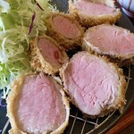 Tonkatsu Tonro - ヒレカツの断面はすっすらと赤みががっています