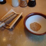 かつ勢本店 - 食事前に胡麻を摺る