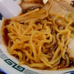 Men Kura - 絶妙な"プリプリ感"を感じさせる、"西山製麺"の縮れ麺。