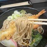 Komoro Soba Shinjuku Minamiguchi Ten - そば持ち上げ