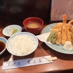 登良屋 - お昼時は同じ値段で定食になります