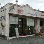 麺屋 そにどり - 美容室の横の道通って店舗裏に駐車場あります。