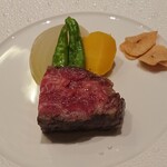 Ginza Hibiki Buffet - こう見えて、しっかり火が通っています。肉汁は皿の上ではなく、口の中いっぱいに広がります。