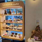 GODIVA cafe - 店内はディズニーとコラボしたクリスマスチョコレートの販売をしていた