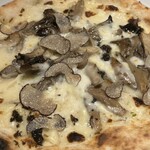 PIZZA SALVATORE CUOMO Mizuho Ten - 黒トリュフのピザ！！！