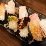 Kaiten Sushi Kaiko - 令和5年11月
                        ランチタイム(11:00〜14:00)
                        海幸盛り合わせ 税込935円
                        にぎり8貫(トロ、タイ、ハマチ、ホタテ、剣先イカ、上海老、ウナギ、数の子)、赤出汁