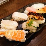 Kaiten Sushi Kaiko - 令和5年11月
                        ランチタイム(11:00〜14:00)
                        海幸盛り合わせ 税込935円
                        にぎり8貫(トロ、タイ、ハマチ、ホタテ、剣先イカ、上海老、ウナギ、数の子)、赤出汁