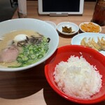 Hakata Ippudo Kanazawa Korinbo Ten - 白丸元味に、煮卵トッピング¥990（税込）＋餃子・ライスセット¥210（税込）＝¥1200（税込）