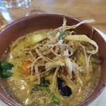 NOKISHITA CAFE OLIVE-KOMICHI - スープカレーアップ。グツグツいってます(>ω<)うずら、素揚げのゴボウ、人参、ブロッコリー、パプリカ、玉ねぎ、さつまいも、じゃがいも、レンコン、ピーマン、茄子、にんにく…スタンダードで10種類以上♬