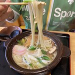 Gonbee - 鍋焼きうどん1100円　麺は塩水打ち細め