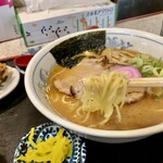 Ramen Kawahiro - やや細めのちぢれ麺