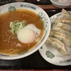 日高屋 - 温玉旨辛ラーメンと餃子セット　950円