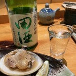 Azuma Sushi - この日の対戦相手は青森の誇る田酒　滑らかな口当たり、品の良い酸味、甘み。ごっくんすると、喉にほとんど当たらない。鼻に抜ける微かな麹の風味。さすがです。