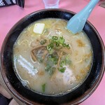 Dosanko Taisho Toyosaka Ten - 豚骨ラーメンにバタートッピング