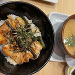 Yakitori Daikichi Kokubunji Ten - 左大吉丼　右は、焼きおむすび茶漬け　汁の中に焼きおむすびが、ねむってます