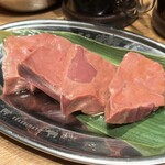 焼肉 神戸十四屋 - 新鮮和牛ハート　680円　分厚くて歯応えよくかなり新鮮です。他でもなかなか食べられない美味しいハート。