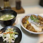 とん通 - かつ丼に付いてるお味噌汁とお新香