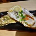 Omiya Yokocho Sakaba - 殻付き生牡蠣ポン酢1個548円(税込)、友人が食べてましたが美味しいと言っていました。