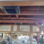 ラーメン一興 - 店内は、梁がむき出しです。