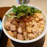 麺屋 鶏介 - ◯チャーシュー丼
先程のレアチャーシューが
サイコロ状に刻まれて上に載ってた

タレは薄味気味の甘味適度な塩のカエシの汁に
胡麻油とラー油❔が入れられていて
食欲をそそるねえ❕