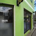 38TACOS - 緑色の目立つ店です