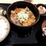 Yudetaro Motsujiro Nagoya Chojamachi Ten - もつ煮大盛り、天かす乗せて、ご飯はやっぱり柔らかいわぁ、、