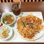 India & Thai Senmon Ten Surya Royal Garden Kinshicho Ten - ...「パッタイ セット（990円）」、ハマる味わい。。