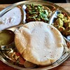 too much india - 料理写真:フグのように膨らむチャパティを乗せて完成