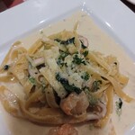 Trattoria GABACHO - クリームパスタ生麺で美味しいシーフードとほうれん草のパスタです