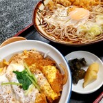 朝日屋 - カツ丼(温・冷そば付き) 1050円、生玉子 50円