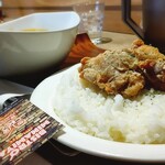 BISTRO MINAMIYA - から揚げカレー(￥1150)。大きな唐揚げ。