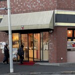 加藤仁と阿部守正の店 - 続々お客さん入って行きます。人気店ですね。