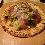 PIZZA Primavera - サラダのビザ、生ハムのせ。１５００円。