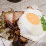 きく鳥 - 料理写真:焼豚玉子飯の上だけ